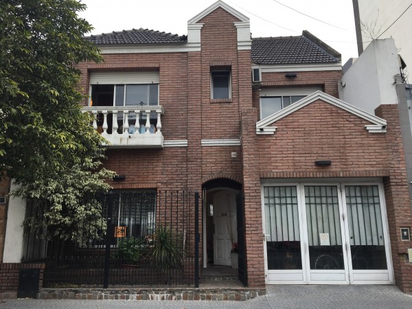 Permuta! Oportunidad! - Sobre Av a 2 Cuadras de Rivadavia - 300 m² Totales