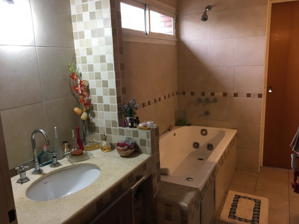 Permuta! Oportunidad! - Sobre Av a 2 Cuadras de Rivadavia - 300 m² Totales