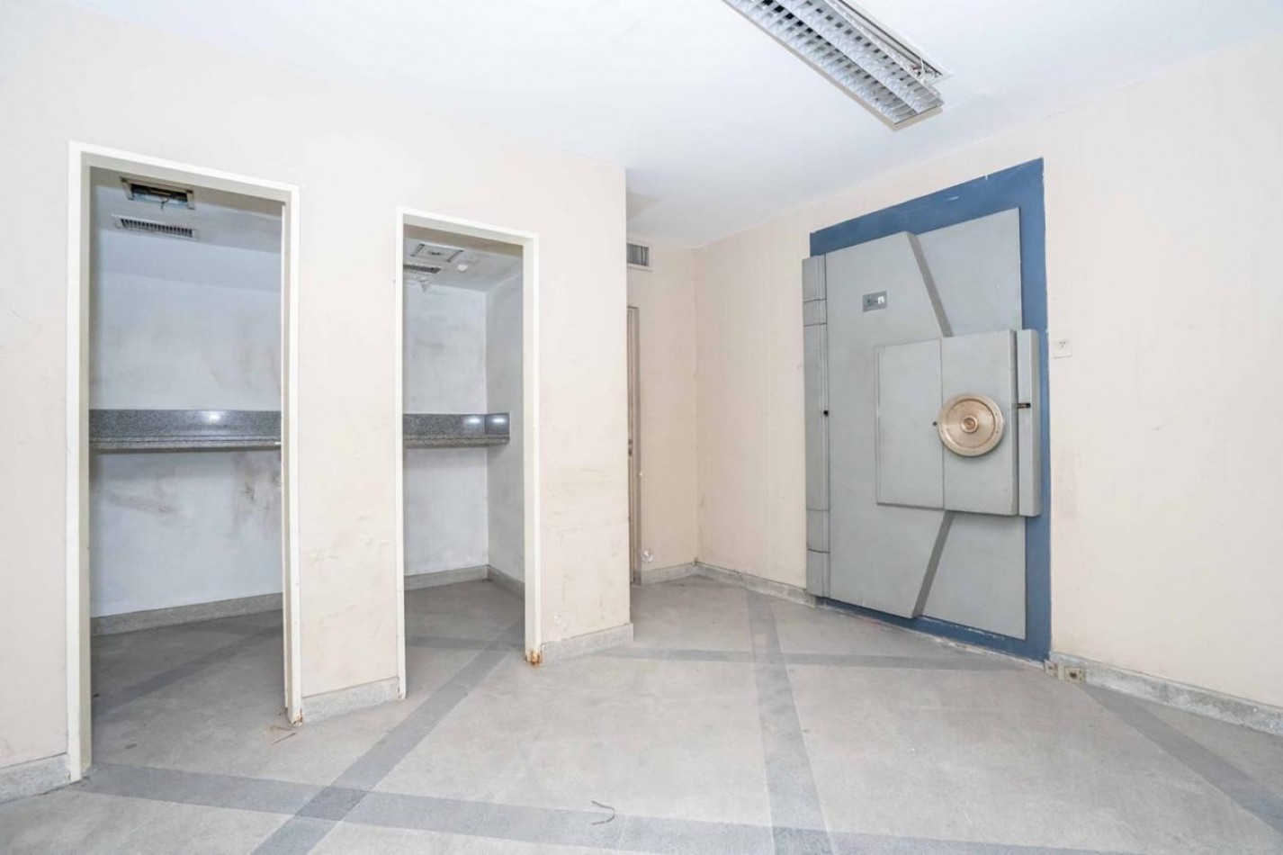 SUP. 1.000 M2 20 m DE FRENTE!!!! EX BANCO BOVEDA con CAJAS. SUBSUELO, PLANTA BAJA Y PRIMER PISO
