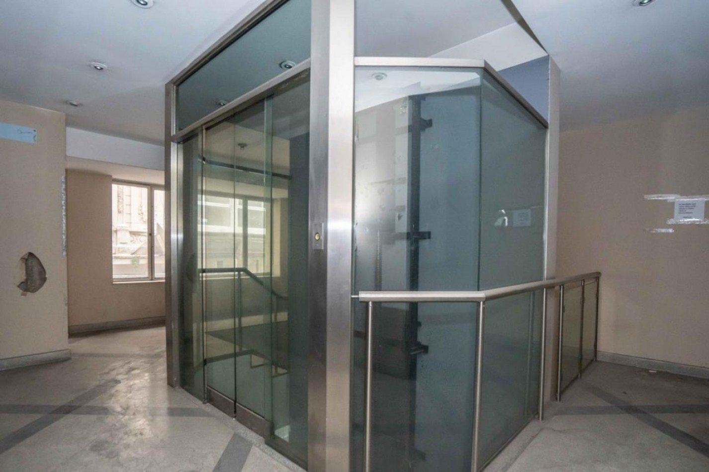 SUP. 1.000 M2 20 m DE FRENTE!!!! EX BANCO BOVEDA con CAJAS. SUBSUELO, PLANTA BAJA Y PRIMER PISO