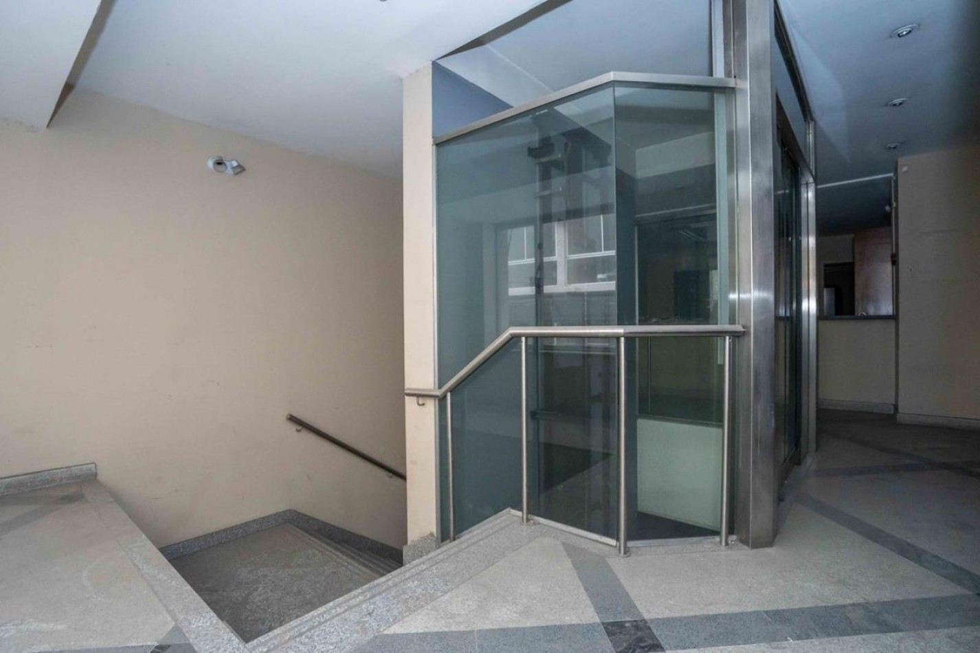 SUP. 1.000 M2 20 m DE FRENTE!!!! EX BANCO BOVEDA con CAJAS. SUBSUELO, PLANTA BAJA Y PRIMER PISO