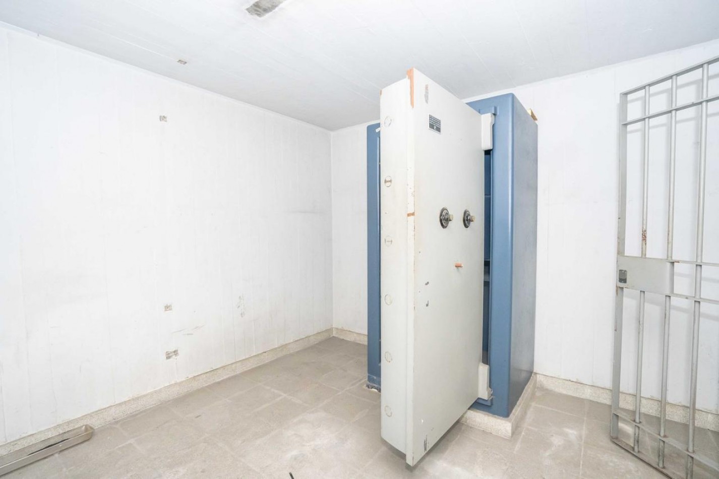 SUP. 1.000 M2 20 m DE FRENTE!!!! EX BANCO BOVEDA con CAJAS. SUBSUELO, PLANTA BAJA Y PRIMER PISO