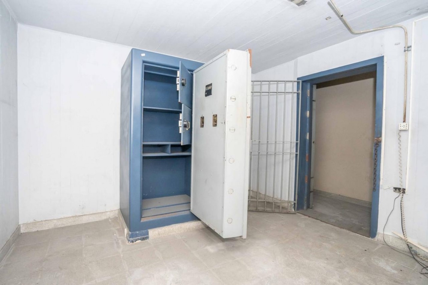 SUP. 1.000 M2 20 m DE FRENTE!!!! EX BANCO BOVEDA con CAJAS. SUBSUELO, PLANTA BAJA Y PRIMER PISO