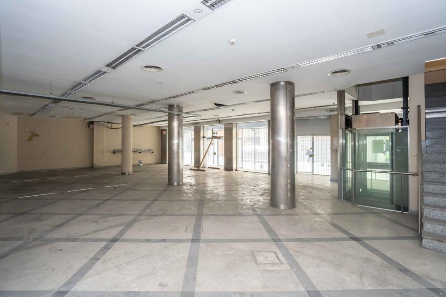 SUP. 1.000 M2 20 m DE FRENTE!!!! EX BANCO BOVEDA con CAJAS. SUBSUELO, PLANTA BAJA Y PRIMER PISO