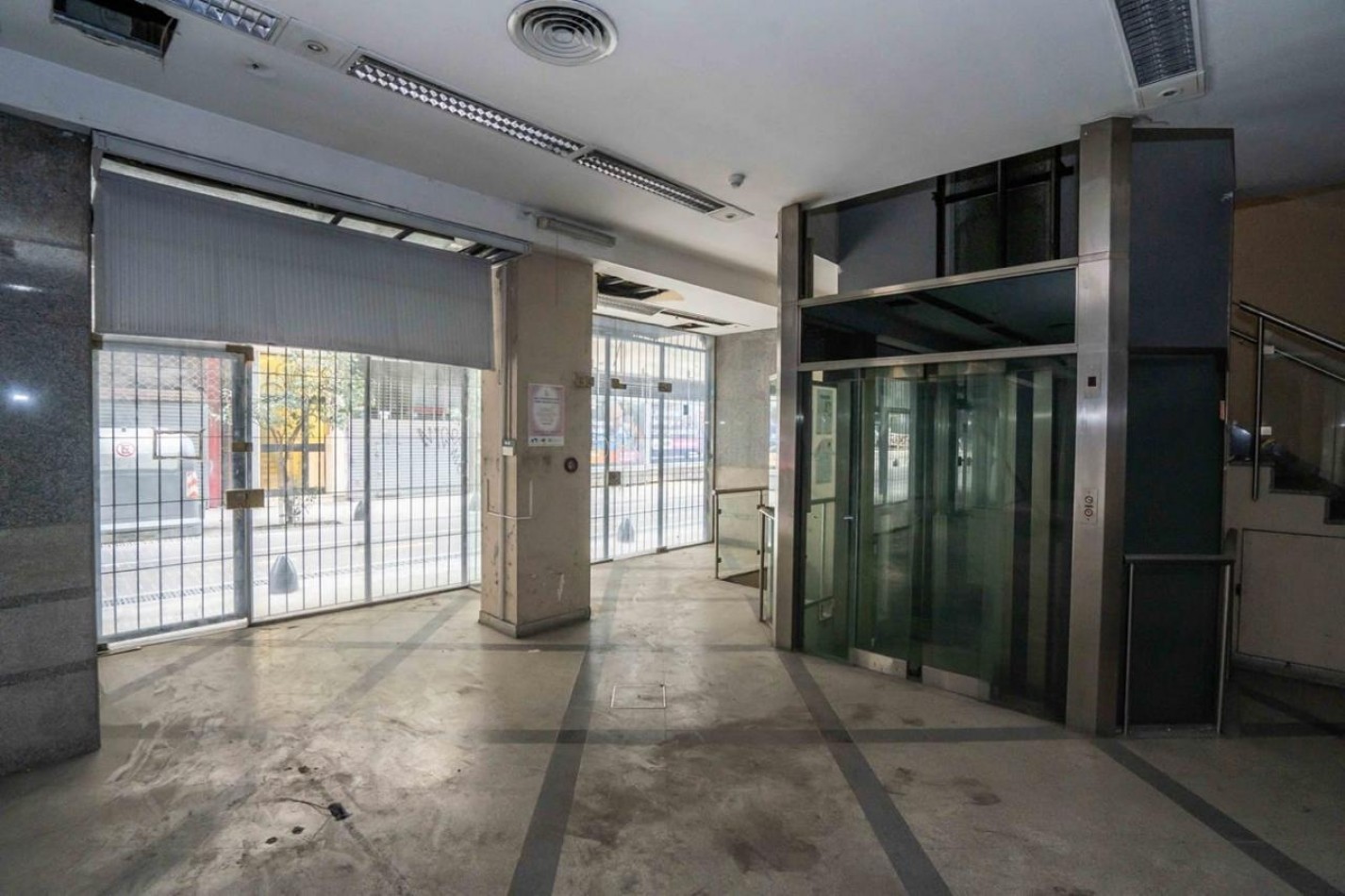 SUP. 1.000 M2 20 m DE FRENTE!!!! EX BANCO BOVEDA con CAJAS. SUBSUELO, PLANTA BAJA Y PRIMER PISO