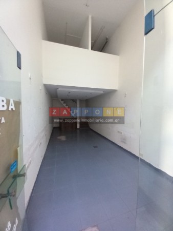 LOCAL DOBLE ALTURA EN ZONA COMERCIAL SUPERI Y MONROE