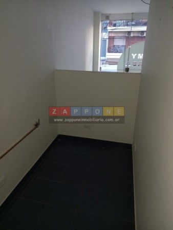 LOCAL DOBLE ALTURA EN ZONA COMERCIAL SUPERI Y MONROE